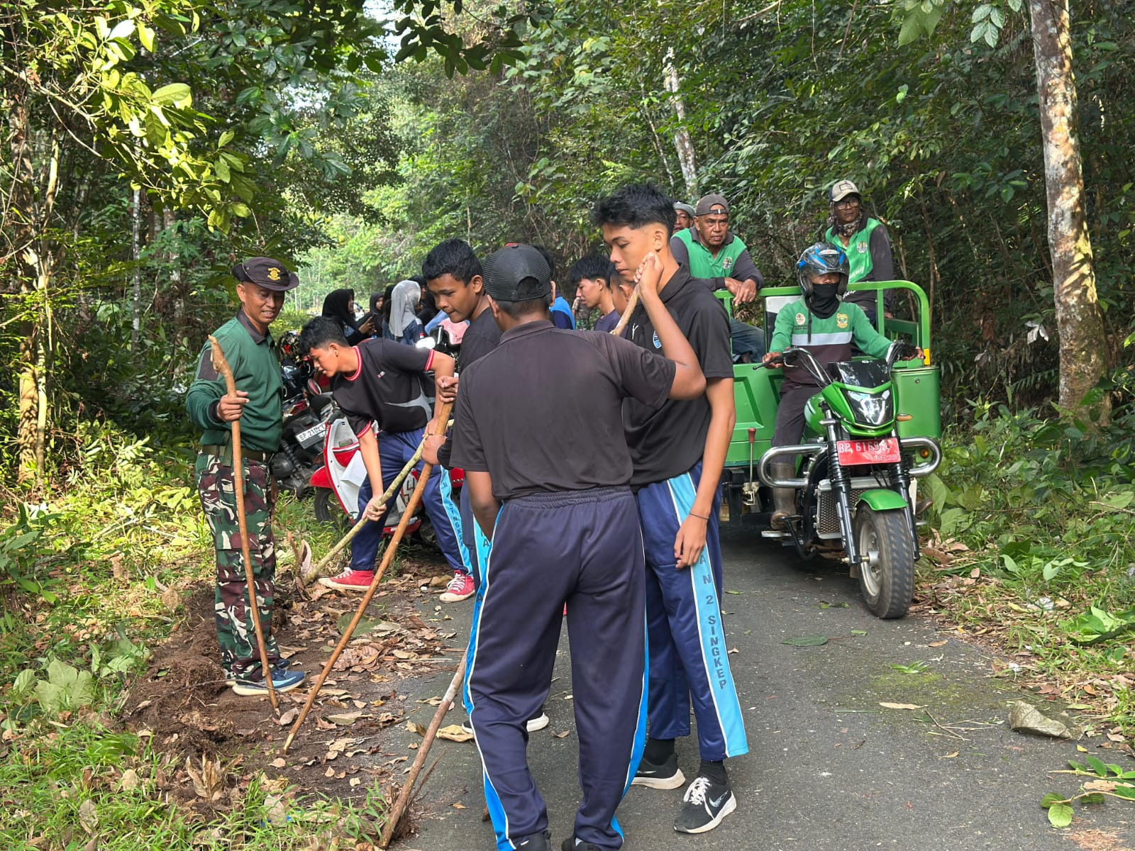 Danlanal Dabo Singkep Pimpin Langsung Bhakti Teritorial Prima TNI Bersama Instansi Terkaut dan Anak Sekolah Dalam Rangka HUT Ke-80 TNI