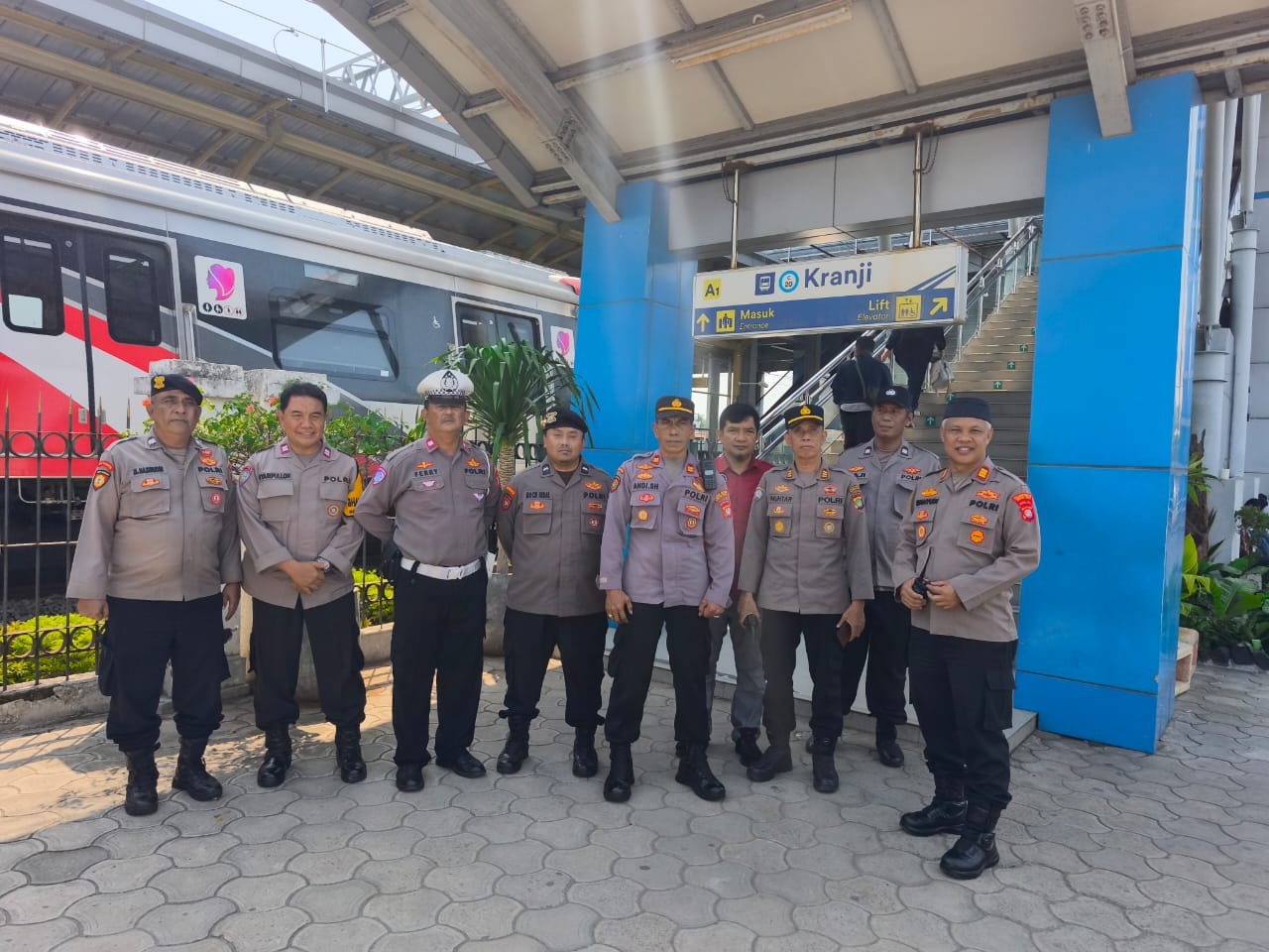Polsek Bekasi Barat Gelar Pengamanan dan Penyekatan Massa di Stasiun Kranji