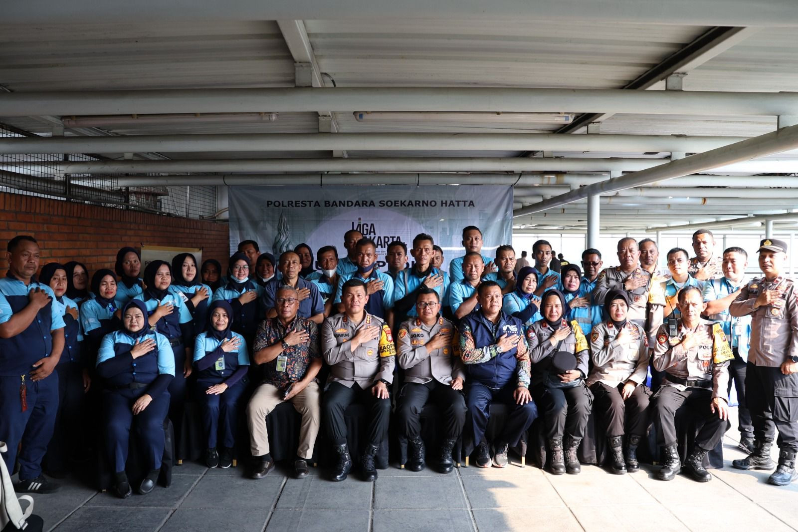 Jumat Peduli, Polresta Bandara Soetta Bagikan Paket Sembako ke Puluhan Petugas Cleaning Service