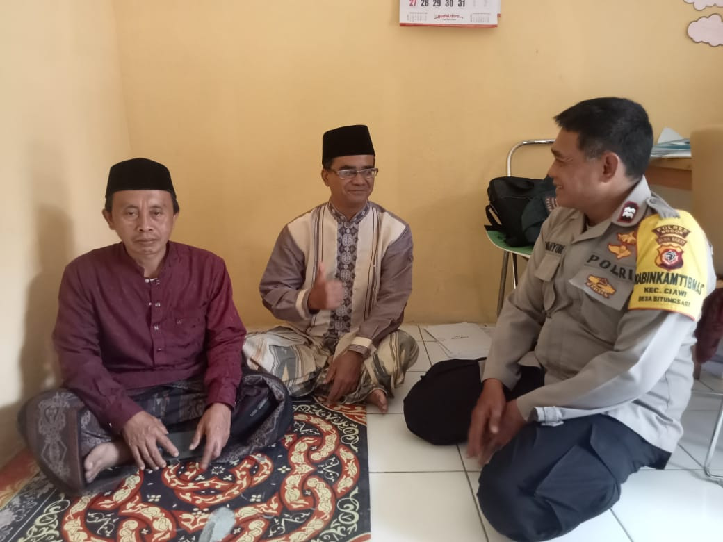 Bhabinkamtibmas Polsek Ciawi Jalin Kedekatan Lewat Anjangsana Kamtibmas ke Tokoh Agama dan Warga Desa Bitungsari