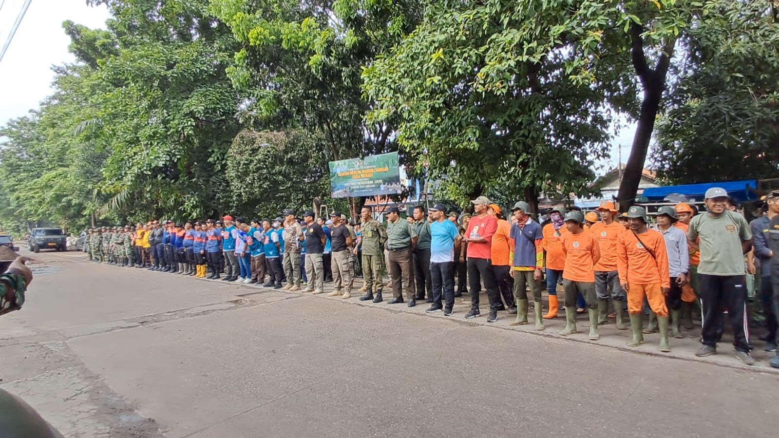 Polsek Medansatria Hadiri Kegiatan Karya Bakti TNI dalam Rangka HUT Kodam Jaya ke-76 di Kali Baru