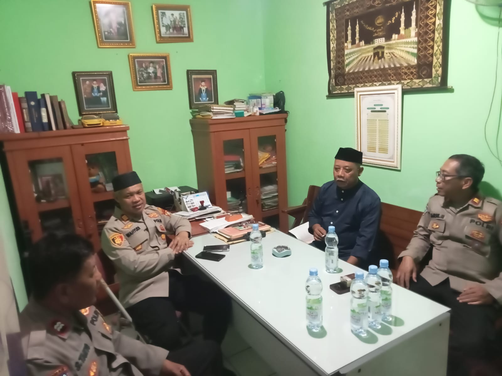 Pererat Hubungan dengan Warga, Kapolsek Bekasi Barat bersama Bhabinkamtibmas Jakasampurna Sambangi Tokoh Masyarakat
