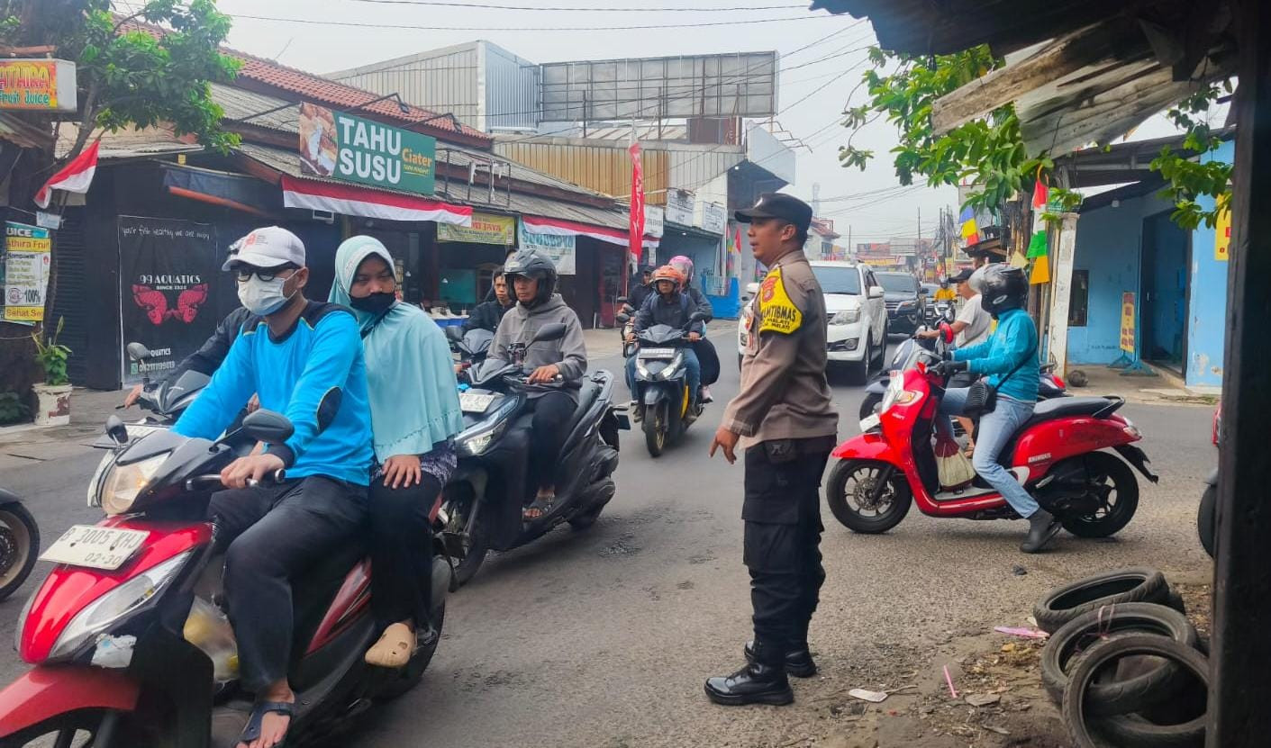 Polisi Hadir Dititik Rawan Macet Untuk Kelancaran Aktivitas Pagi Warga