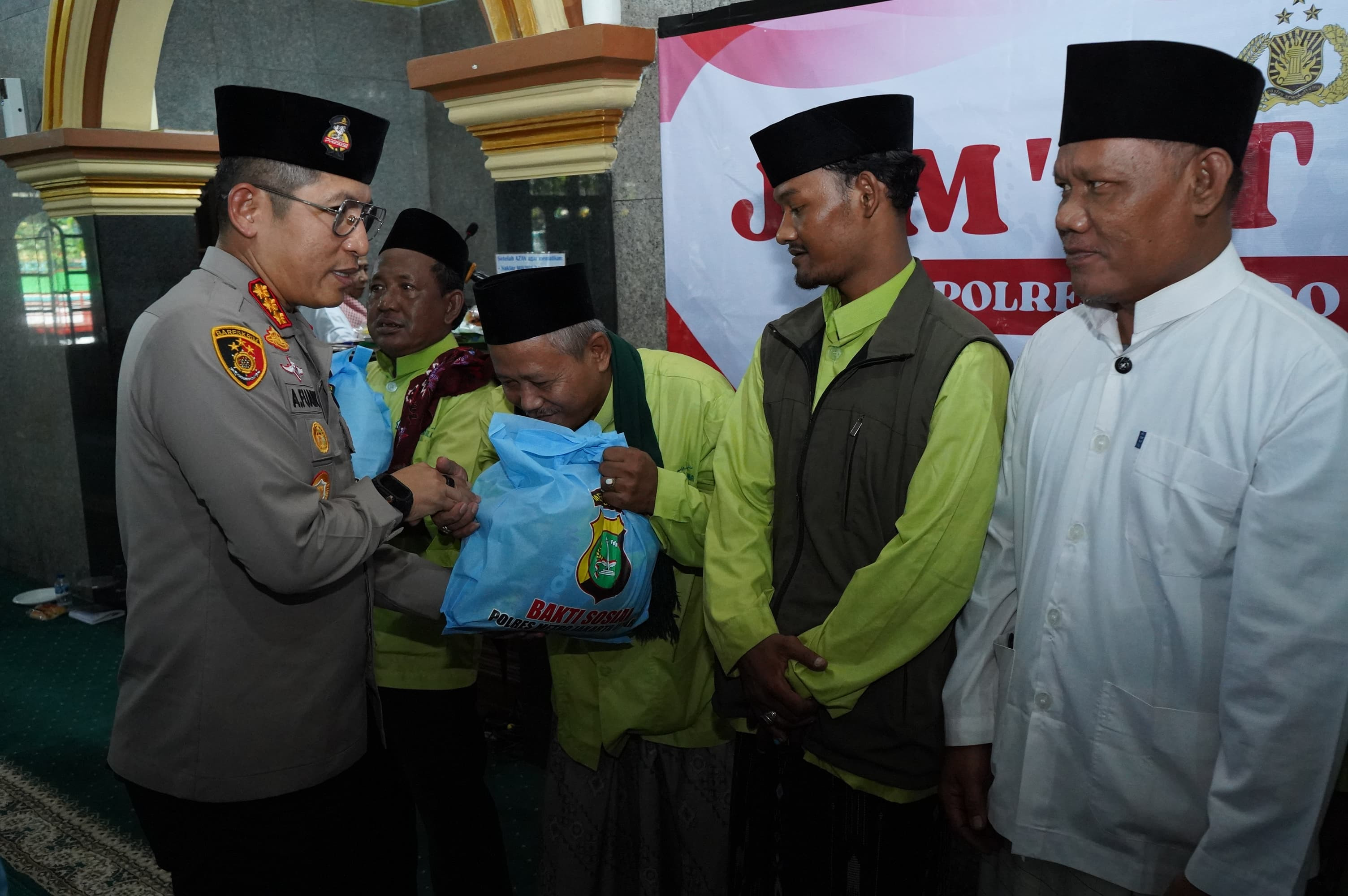 Kapolres Metro Jakarta Utara Pimpin Sholat Jumat dan Jumat Curhat di Masjid Jami' Hayatul Akbar Cilincing