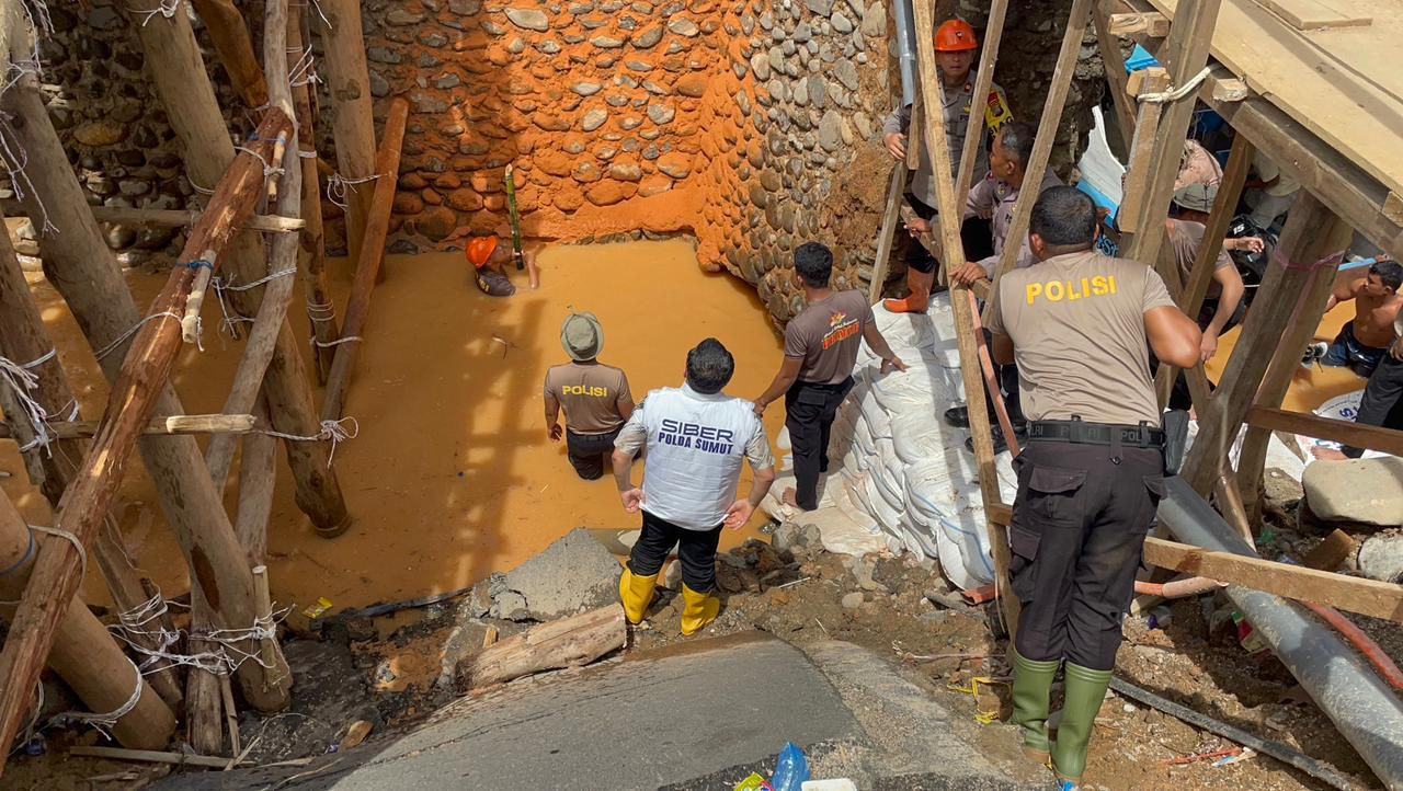 POLDA SUMUT BANGUN JEMBATAN DARURAT DI TAPTENG, PULIHKAN AKSES WARGA DAN JALINSUM