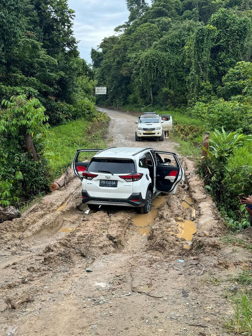 Medan Berat Tak Surutkan Langkah Tim Operasi AB Moskona 2025 dalam Misi Kemanusiaan