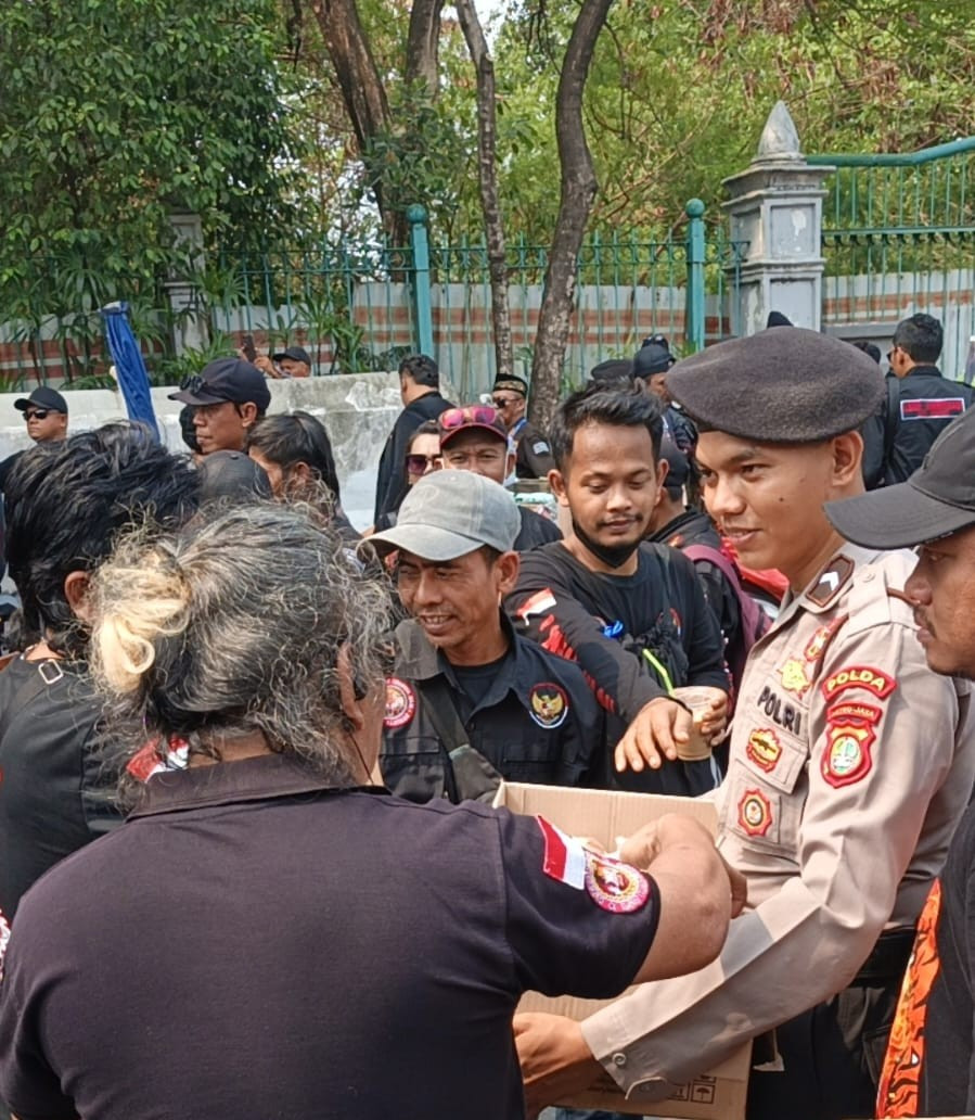Polda Metro Jaya Bagikan Air Minum dan Roti kepada Peserta Aksi di Silang Selatan Monas
