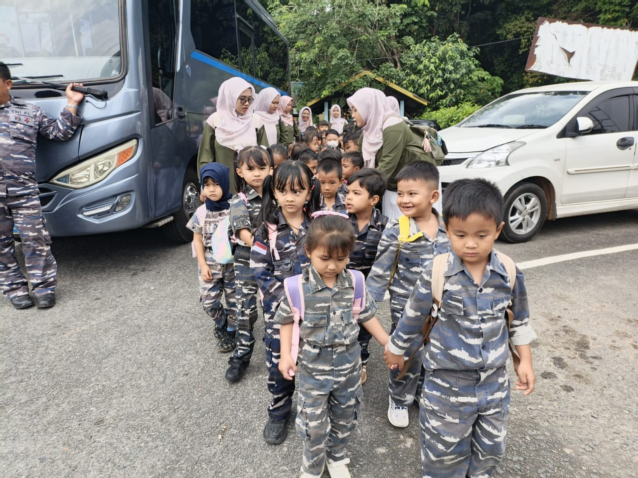 TNI AL Laksanakan Joy Sailing Untuk Siswa/Siswi TK Yayasan Hang Tuah Lanal Dabo Singkep