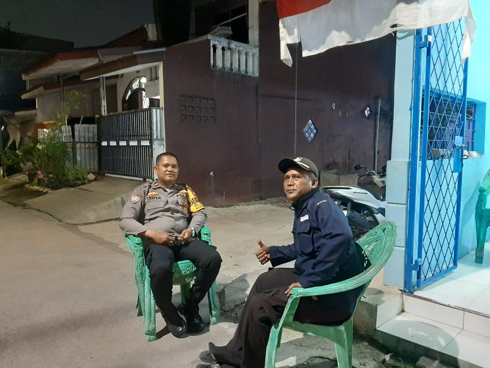 Tingkatkan Keamanan Swakarsa, Bhabinkamtibmas Kranji Sambangi Pos Satkamling Duta Kranji