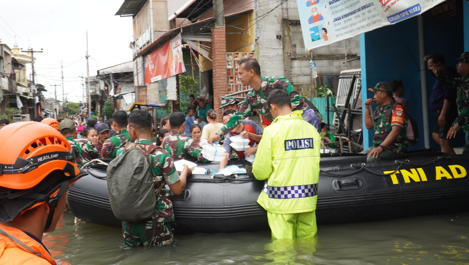 Dandim 0502/Jakarta Utara Instruksikan Evakuasi Banjir, Kapten Inf Noldy Pimpin Aksi Kemanusiaan di Kapuk Muara