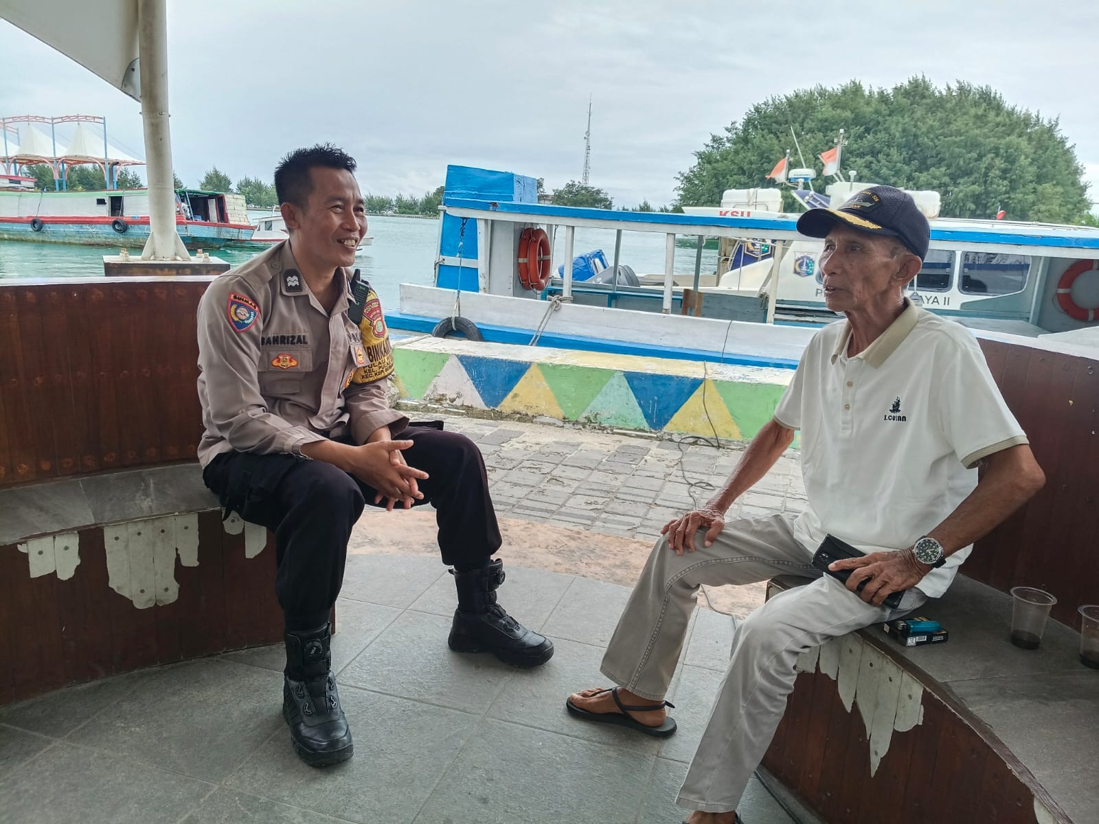 Jaga Jakarta di Pulau Kelapa, Bhabinkamtibmas Sosialisasikan Layanan Polisi 110 dan Imbau Warga Jaga Kamtibmas