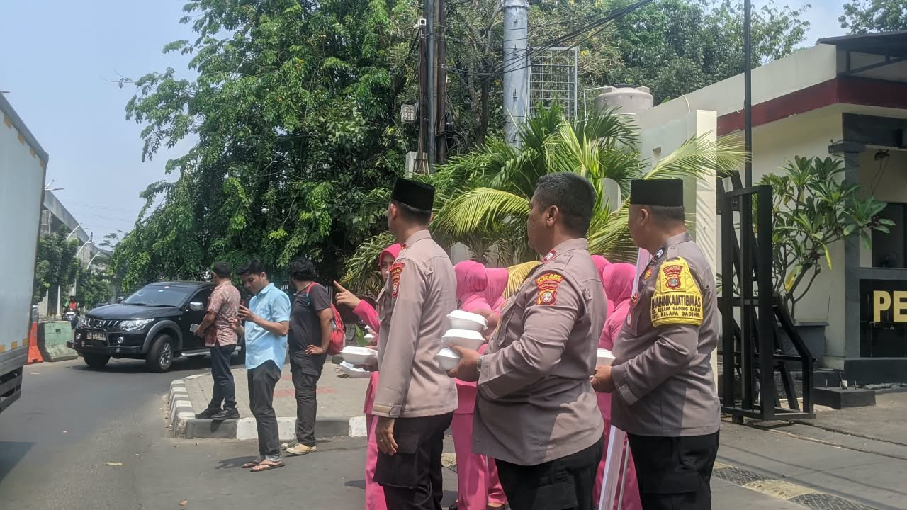Jumat Peduli, Polsek Kelapa Gading Bagikan 50 Nasi Kotak untuk Ojol dan Warga