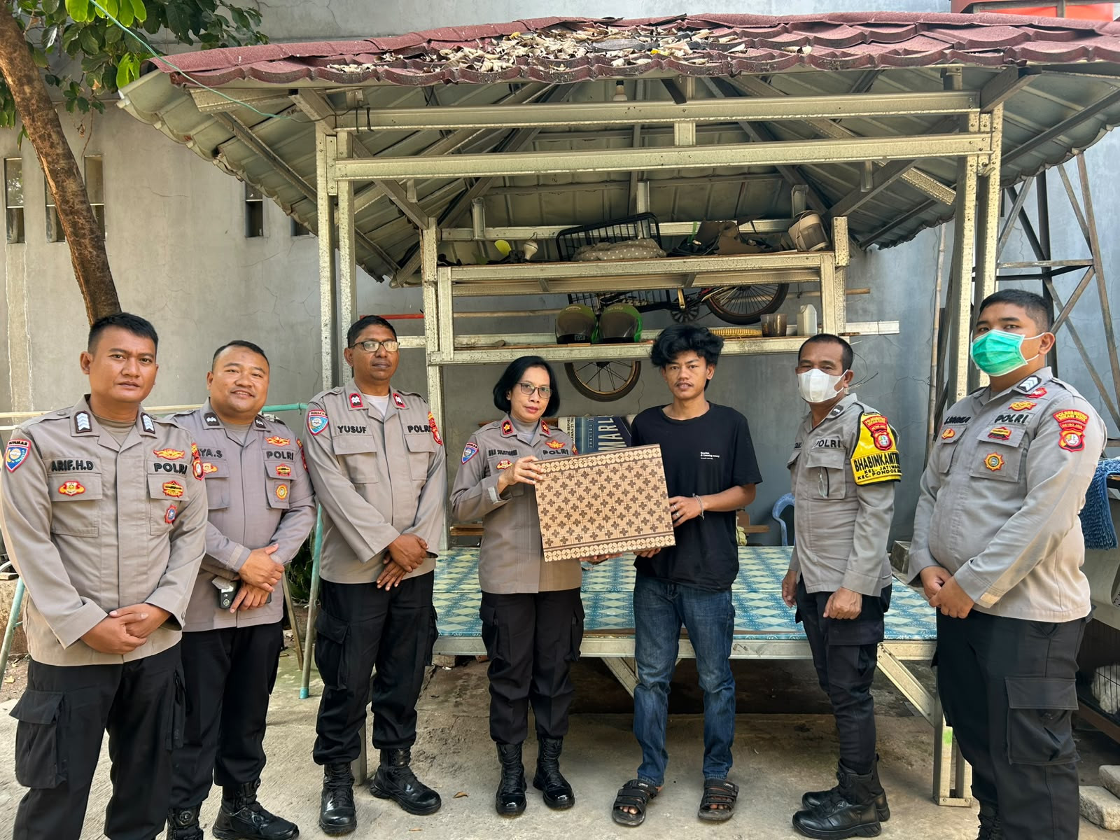 Perkuat Keamanan Lingkungan, Polisi Ajak Warga Jatiwarna Aktifkan Siskamling
