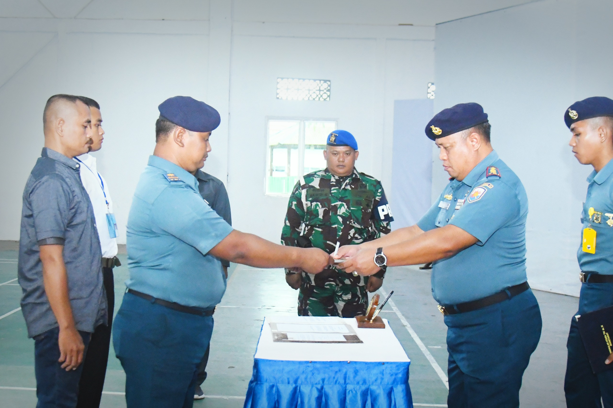 Jaga Transparansi dan Objektivitas Seleksi Penerimaan Prajurit TNI AL, Panitia Daerah Lantamal IX Ambon Laksanakan Penandatanganan Pakta Integritas