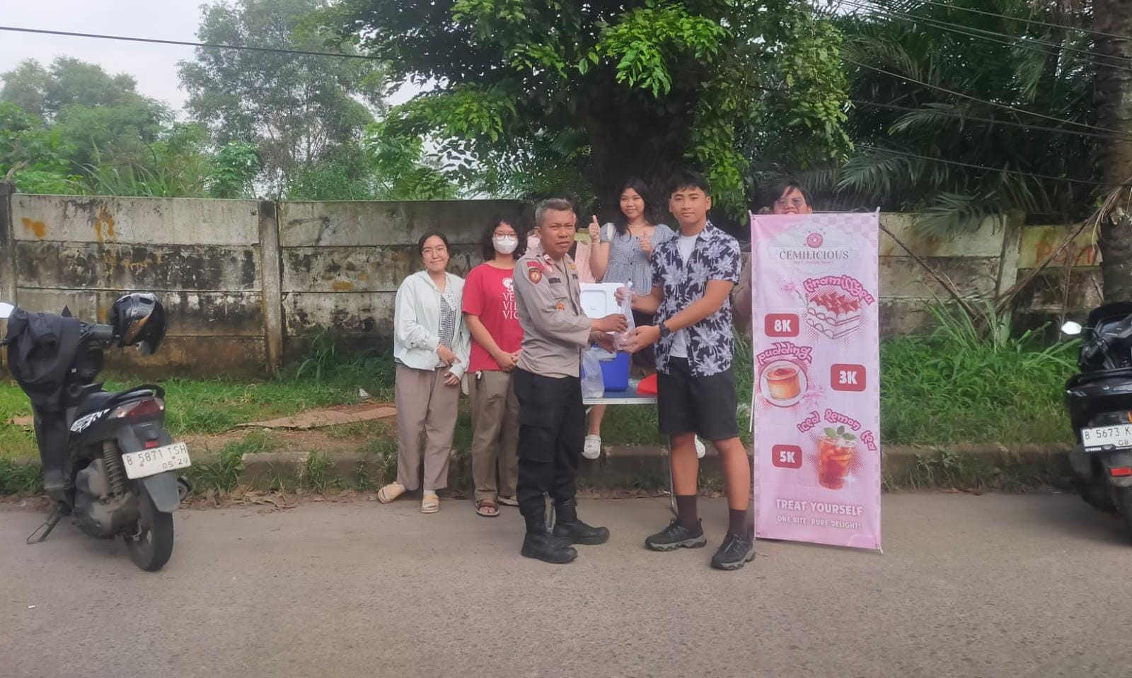 Sapa Jamaah di Jatisari, Bhabinkamtibmas Polsek Jatiasih Bagikan