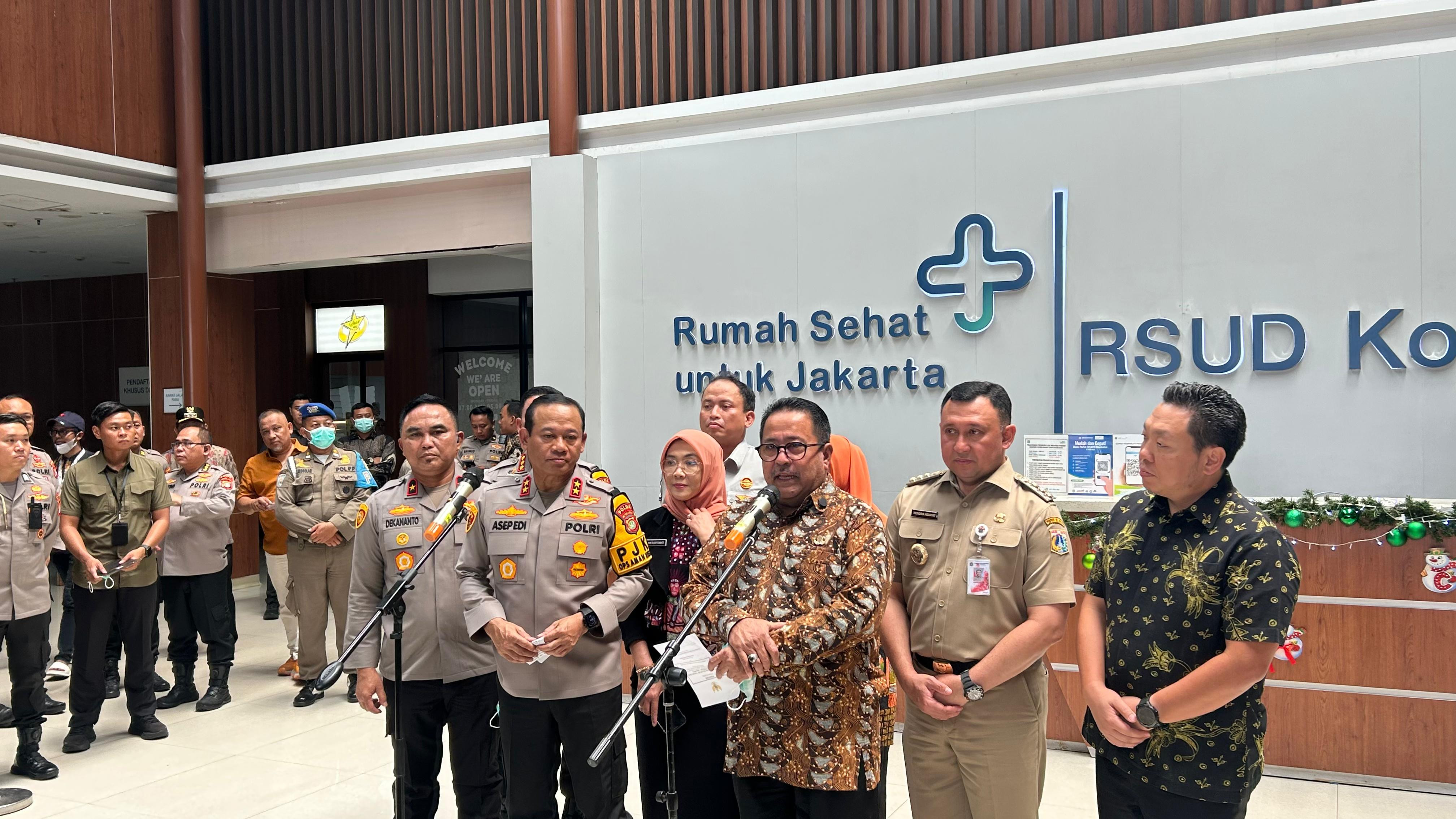 Kapolda Metro Jaya Tinjau Kondisi Korban Kecelakaan Mobil Pengangkut MBG di RS Koja