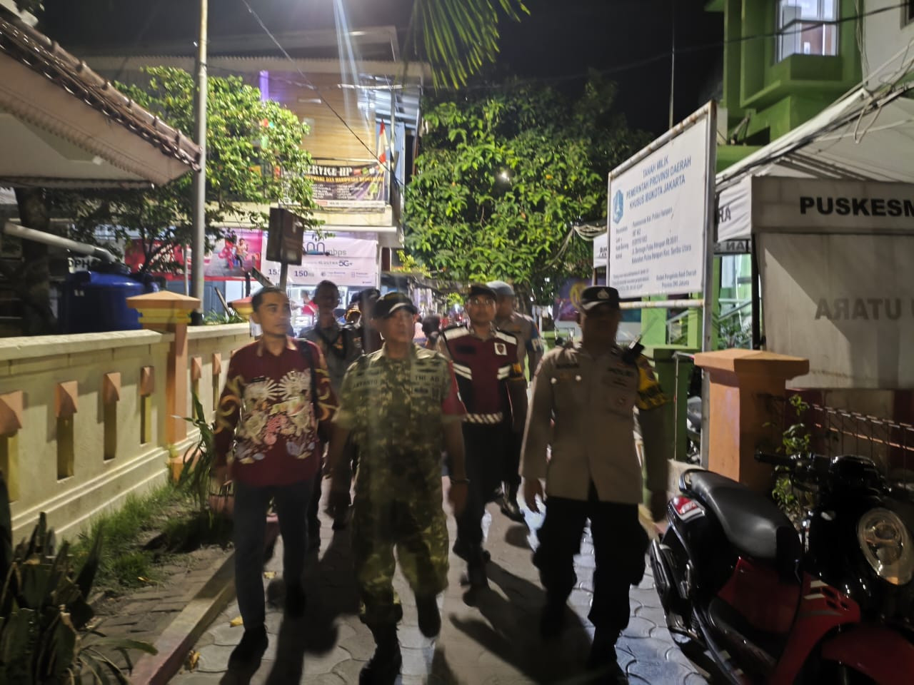 Sinergi TNI-Polri dan Stakeholder, Patroli Malam Gabungan Polsek Kepulauan Seribu Utara Cegah Guantibmas dan Sosialisasikan Layanan 110