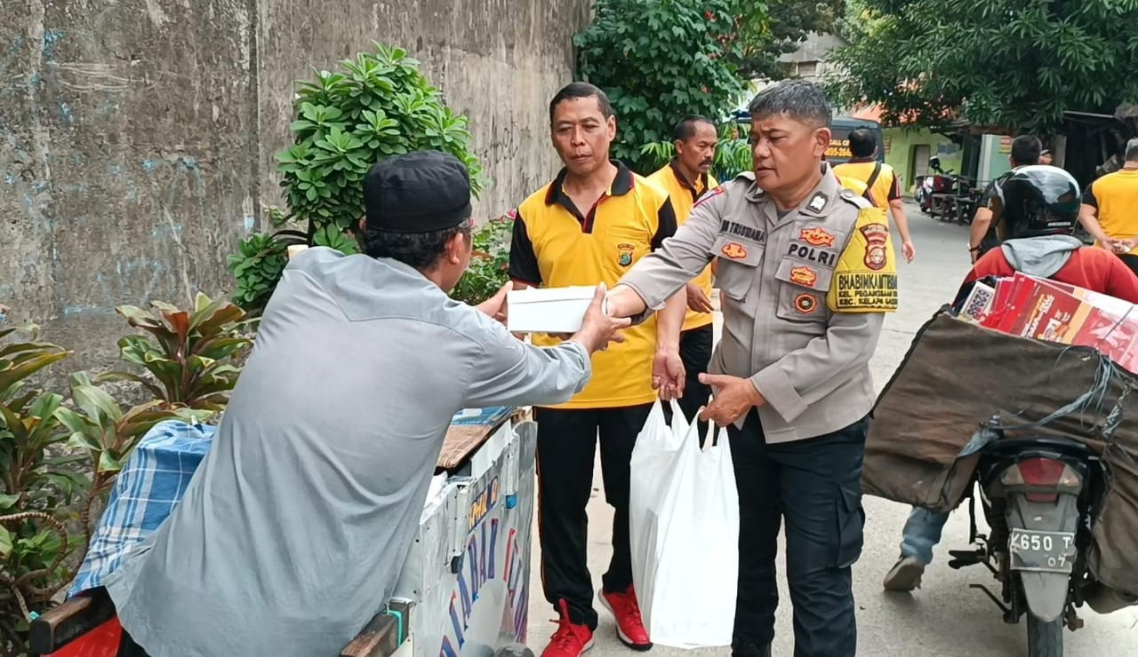 Polsek Kelapa Gading Tebar Kebaikan di Slum Are Pegangsaan Dua