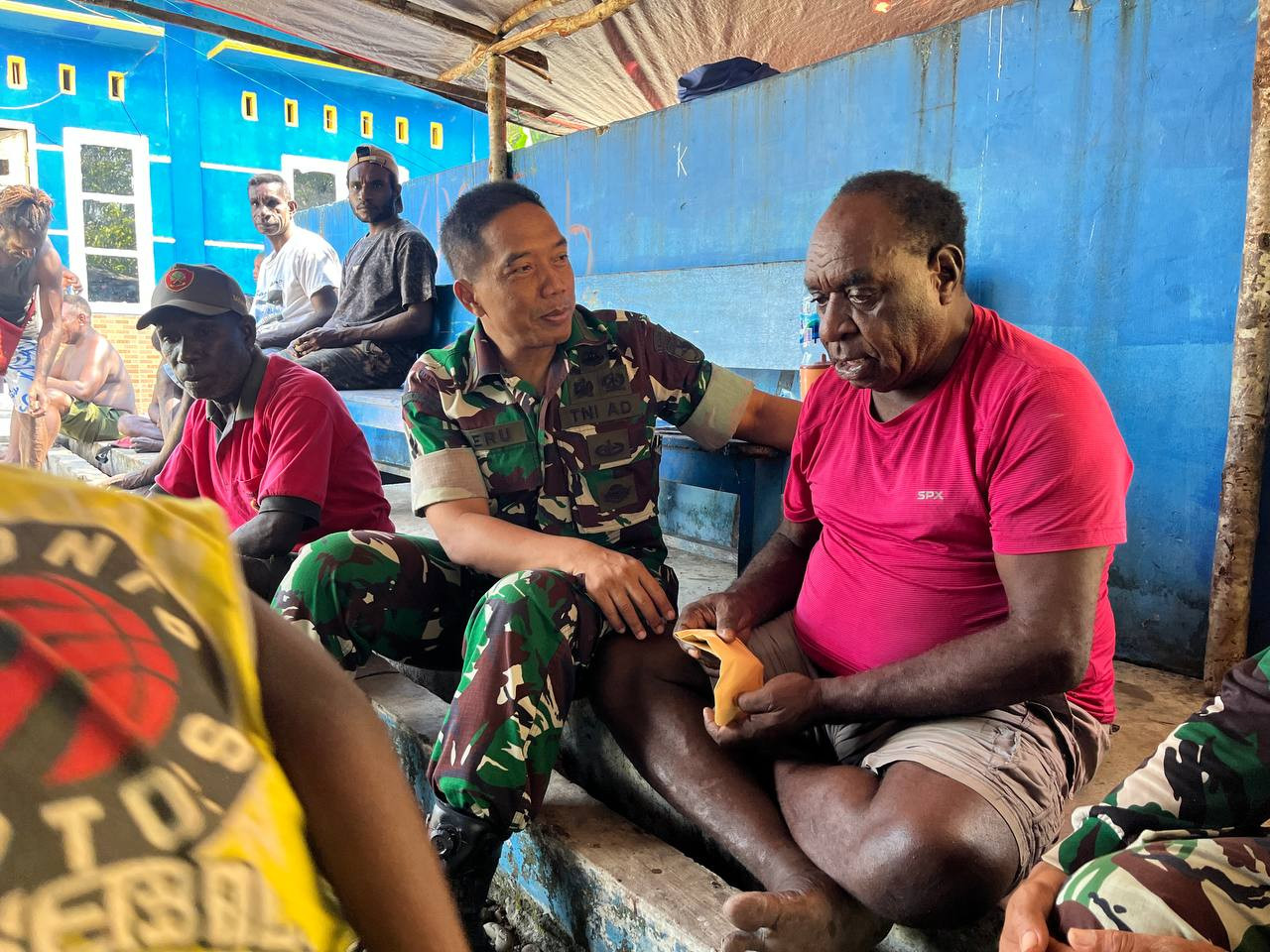 Bentuk Kepedulian, Dansatgas TMMD 124 Kodim 1710/Mimika Berikan Bantuan di Acara Adat 7 Hari Salah Satu Warga Yang Sedang Berduka