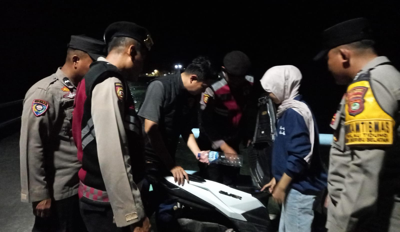 Patroli Malam Jakarta On The Spot Minggu Dini Hari, Polsek Kepulauan Seribu Selatan Jaga Dermaga Pulau Tidung dan Sosialisasikan Layanan Polri 110