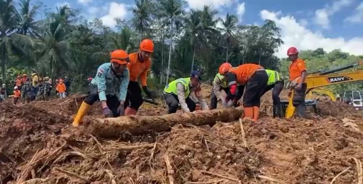 Satbrimob Polda Jateng Temukan Dua Korban Meninggal Dunia dalam Operasi SAR Longsor Majenang