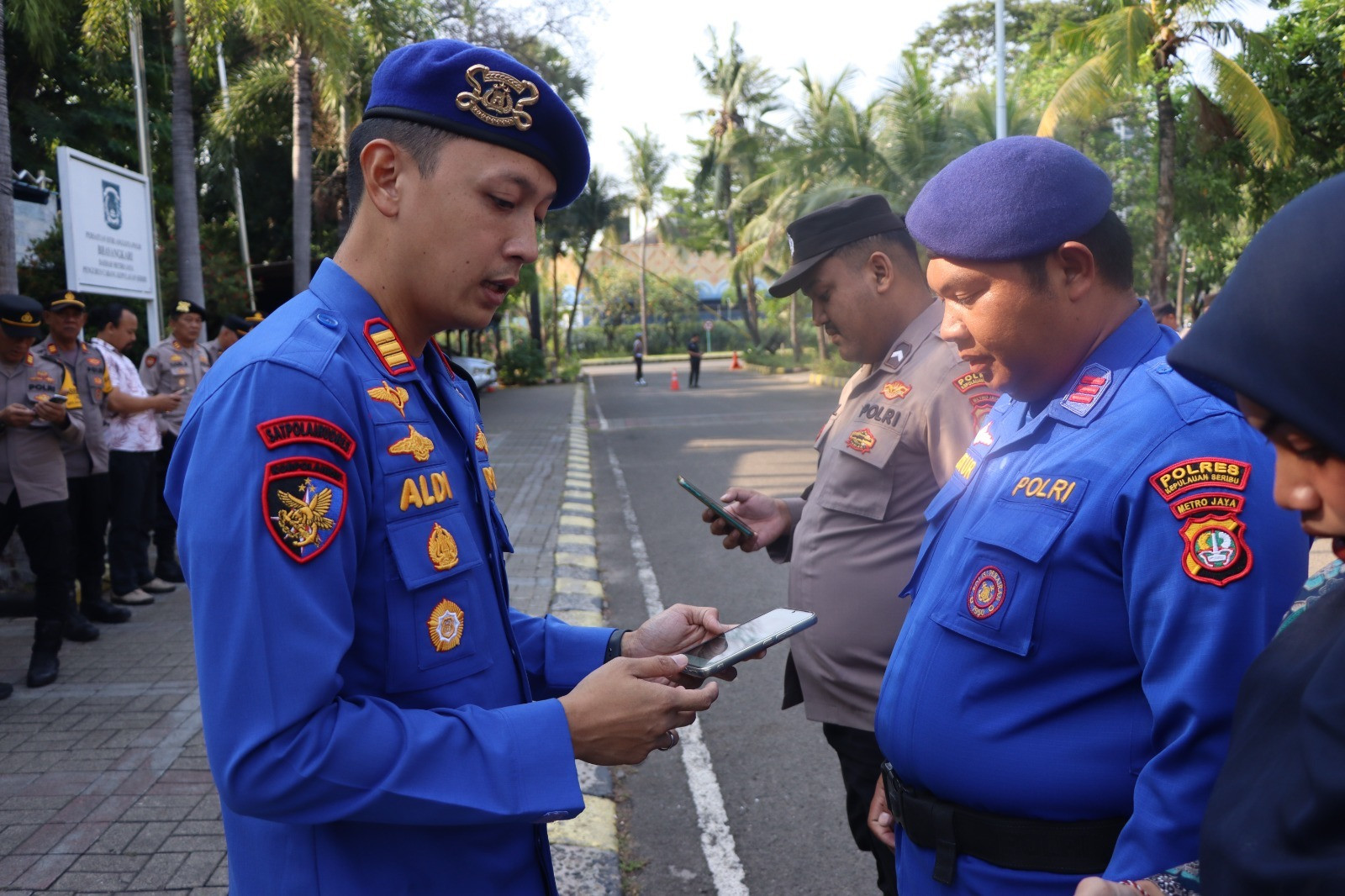 Cegah Hedonisme dan Judi Online, Wakapolres Kepulauan Seribu Pimpin Pemeriksaan Handphone Anggota