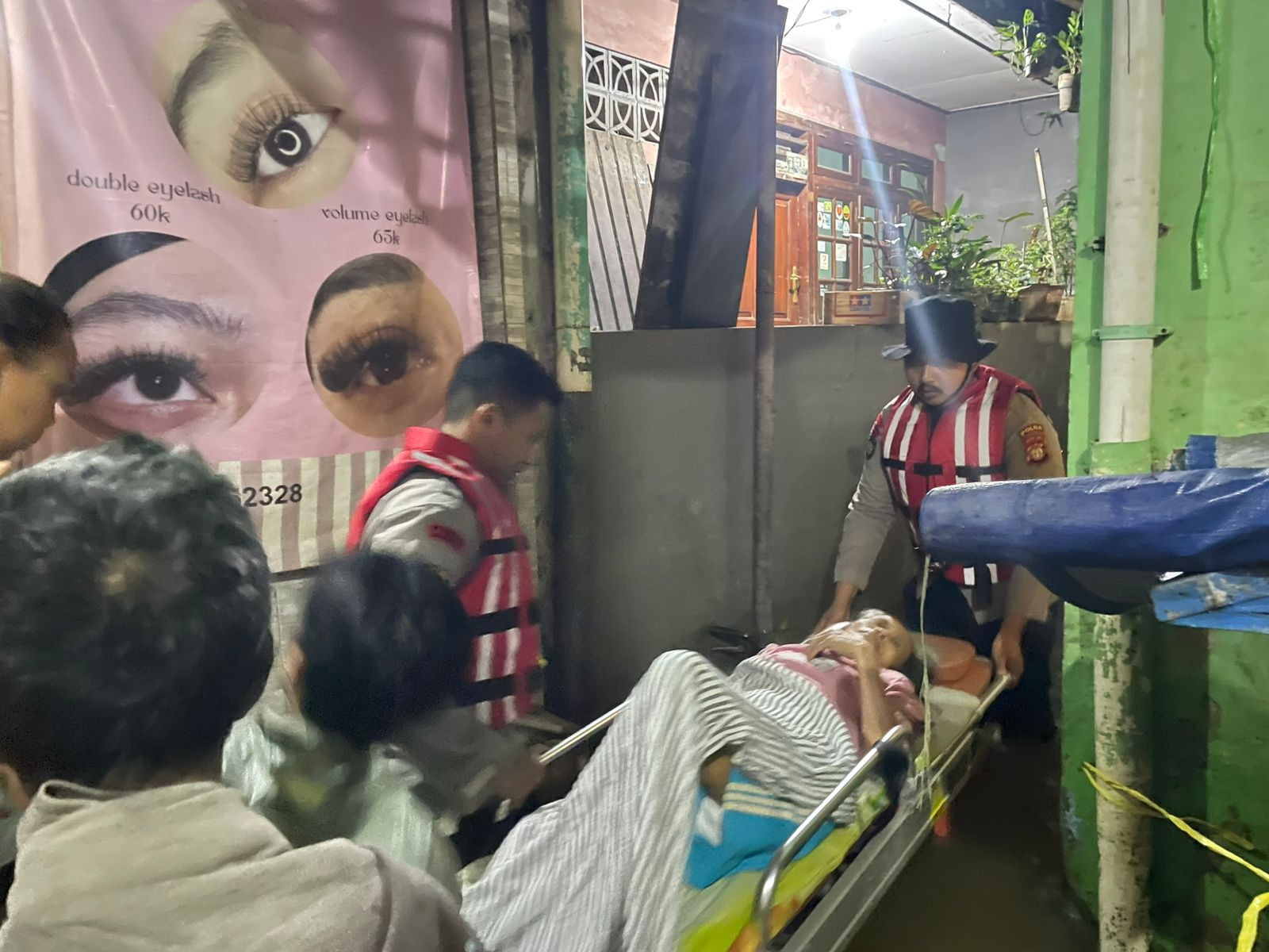 Ditsamapta Polda Metro Jaya Evakuasi Warga Sakit Terdampak Banjir di Kebon Pala