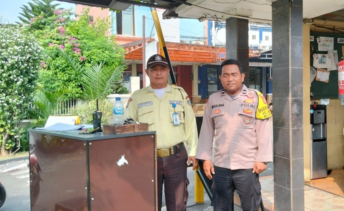 Bhabinkamtibmas Jatiasih Patroli Bersama Petugas Keamanan Perumahan, Warga Dihimbau Aktif Jaga Kamtibmas