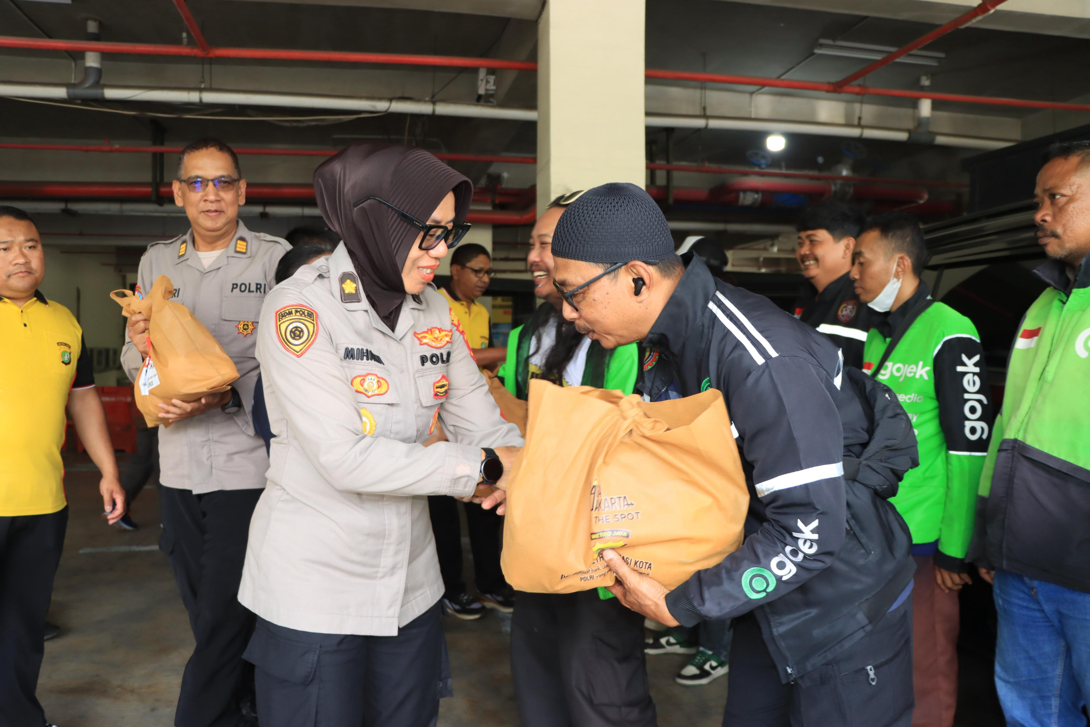 Pererat Silaturahmi, Polres Metro Bekasi Kota Bagikan Paket Sembako untuk Pengemudi Ojek Daring