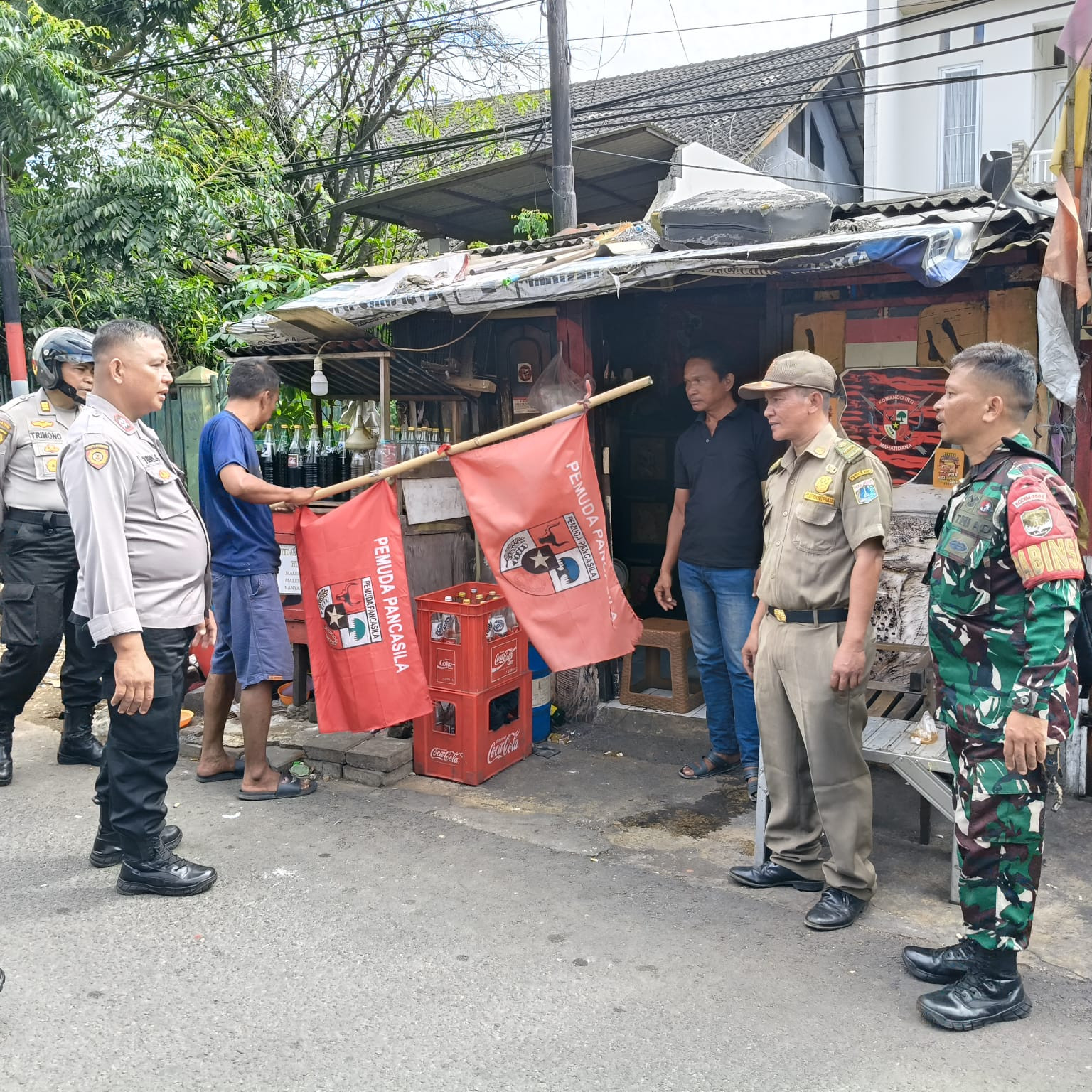 Tiga Pilar Tertibkan Atribut Ormas di Wilayah Pulogadung