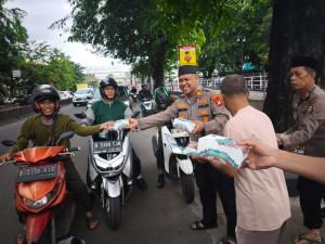 Polsek Bekasi Barat Berbagi Takjil, Tebar Berkah Ramadhan di Kranji