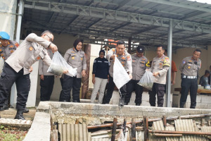 Kapolres Metro Bekasi Tebar 10.000 Benih Lele, Dukung Rantai Pasok SPPG Polri