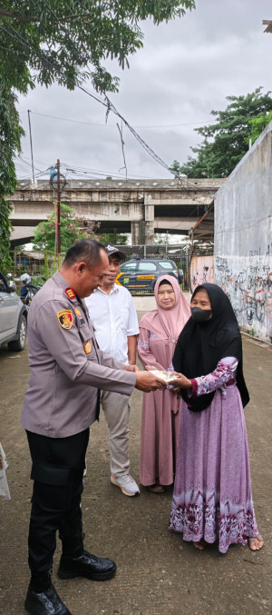 Polsek Cilincing Gelar Takjil Keliling di RW 09, Perkuat Kedekatan Polisi dan Warga Jelang Berbuka