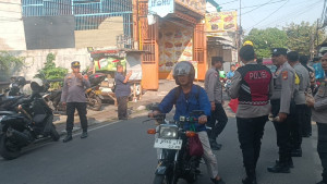 Polsek Koja Gelar Bakti Sosial Jumat Peduli, Tebar Kepedulian kepada Warga