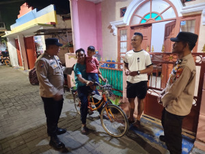Waspada Abu Vulkanik Anak Krakatau, Polsek Kepulauan Seribu Selatan Bagikan Masker dan Sosialisasikan Layanan Polisi 110