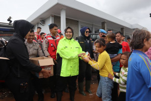 Kapolda Metro Jaya Salurkan Bantuan, Ringankan Beban Warga Terdampak Banjir