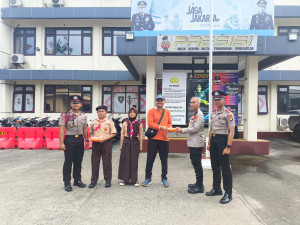 Siswa SDN 021 Tugu Utara Serahkan Hasil Panen ke Polsek Koja, Dukung Program Peduli Lingkungan