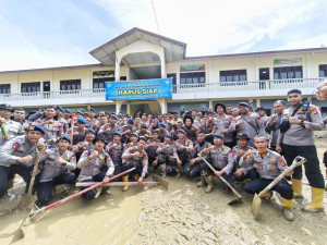 Kapolri Tinjau Aceh Tamiang, Targetkan Sekolah Bisa Segera Beroperasi