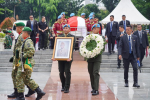 Panglima TNI Pimpin Upacara Penyerahan Jenazah dan Ikuti Upacara Pemakaman Wapres ke-6 RI