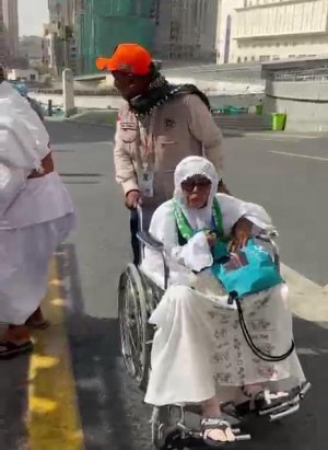 Tim Perlindungan Jamaah Haji Iptu Agung Pranoto Evakuasi Jemaah Lansia Kelelahan di Trotoar jalan area Masjidil Haram