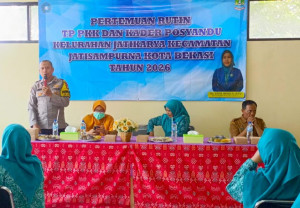 Bhabinkamtibmas Jatikarya Jadi Narasumber PKK, Ingatkan Bahaya Pinjol Ilegal dan Tawuran Remaja