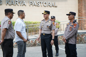 Polri Hadir Jaga Kekhusyukan Ibadah Minggu Kasih di Gereja Salib Suci Jakarta Utara