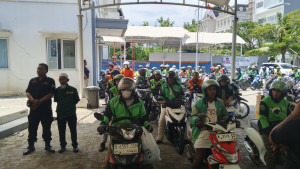 Peduli Sesama, Masjid Al Qohhar Salurkan 500 Paket Sembako untuk Pengemudi Ojol di Penjaringan