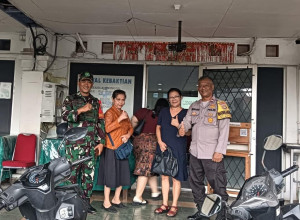Polsek Bantargebang Pastikan Ibadah Tahun Baru Belangsung Khidmat, Lakukan Pengamanan di Gereja HKBP Padurenan