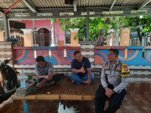 Bhabinkamtibmas Pulau Lancang Ajak Warga Jaga Kamtibmas dan Sosialisasikan Layanan 110