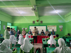 Polres Metro Jakarta Utara Uji Coba MBG Sistem Prasmanan di Siswa MI Nur At-Taqwa Bisa Ambil Makanan Sesuai Porsi