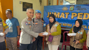 Polsek Koja Bagikan 300 Paket Makanan Bergizi untuk Warga di Kawasan Slum Area