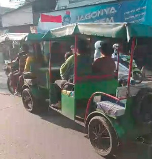 Odong-Odong Nekat Melintas di Jalan Raya Cilincing, Keselamatan Anak-Anak Dipertaruhkan