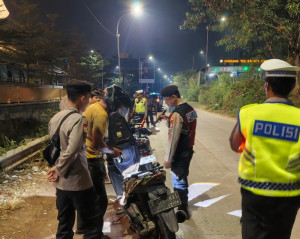 Jaga Jakarta On The Spot Kapolsek Bekasi Barat Pimpin KRYD dan Razia Stasioner, Cegah Tawuran