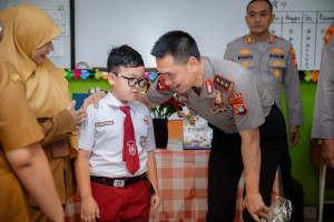 Sambangi SDN Gunung 01, Kapolda Metro Jaya Ajak Siswa Biasakan Tertib dan Saling Peduli